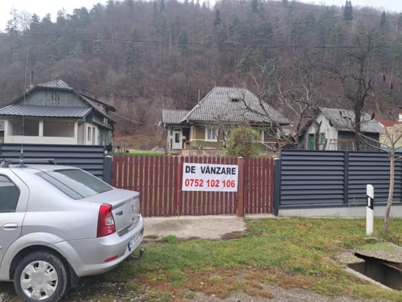 Vând casă cu teren