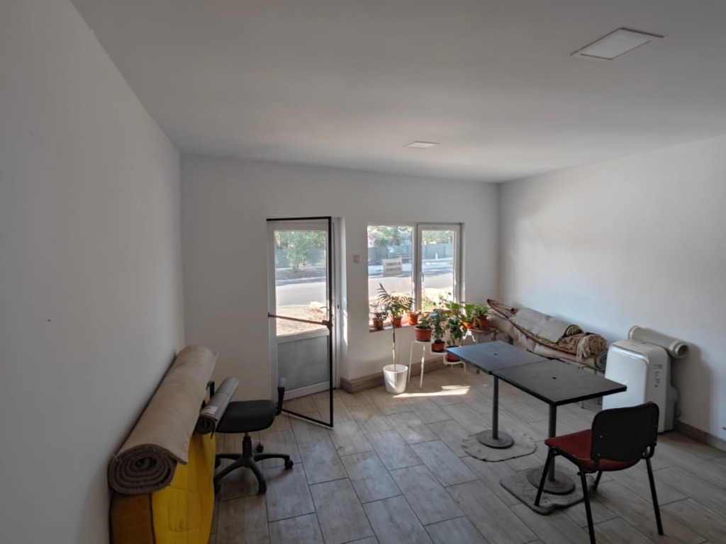 Spatiu comercial 50mp Blejesti central nou renovat