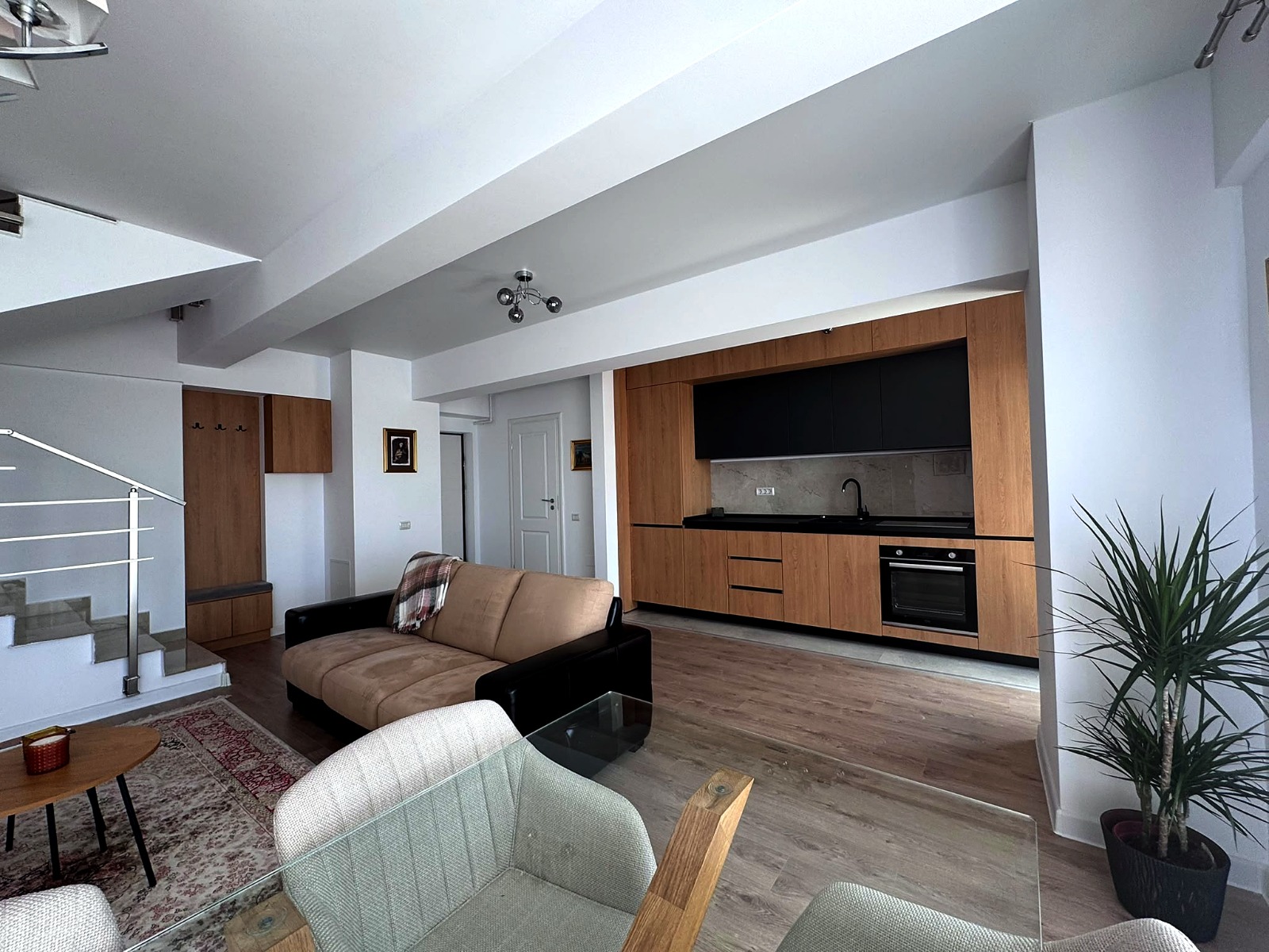 Închiriez duplex modern, Ansamblul Central Address
